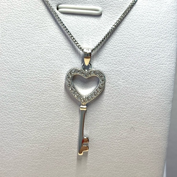 🌟 Sterling Silver 925 CZ Heart Key - Picture 3 of 8
